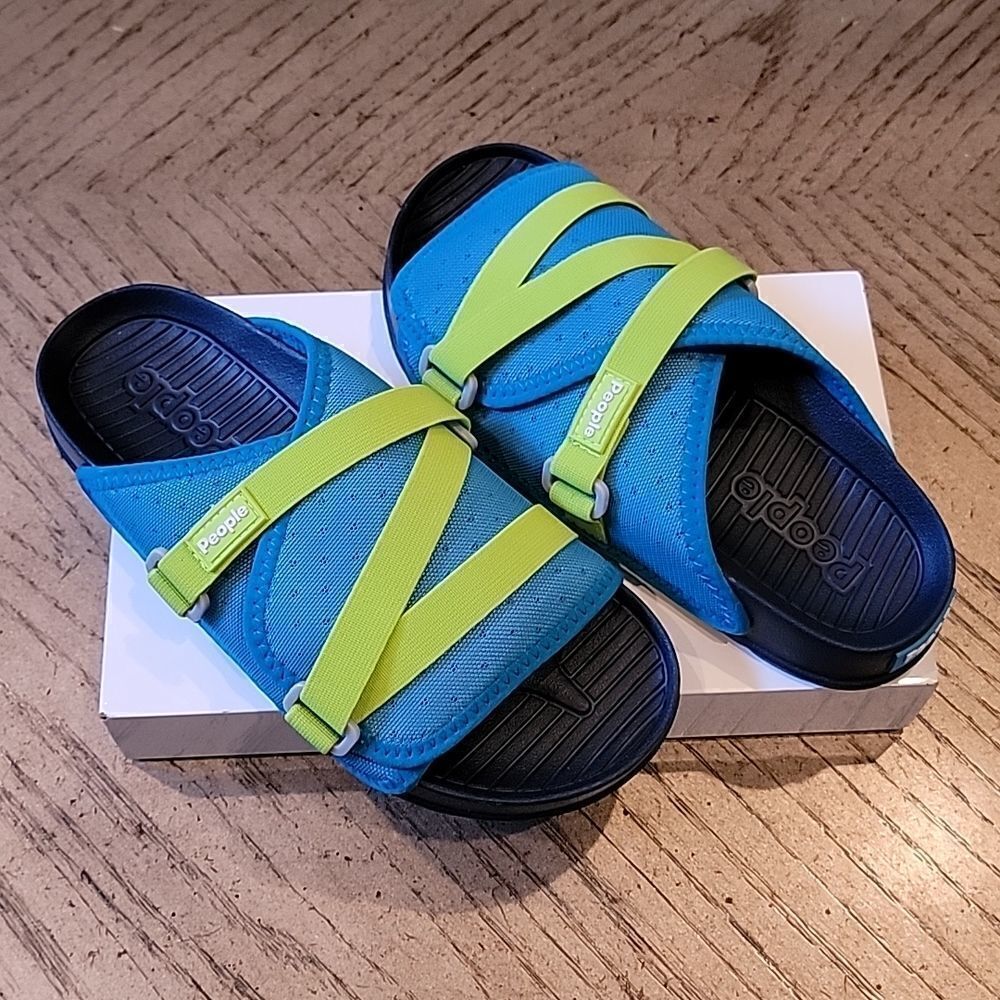 Boys size 2 blue and green sandals NWOT People💙💚